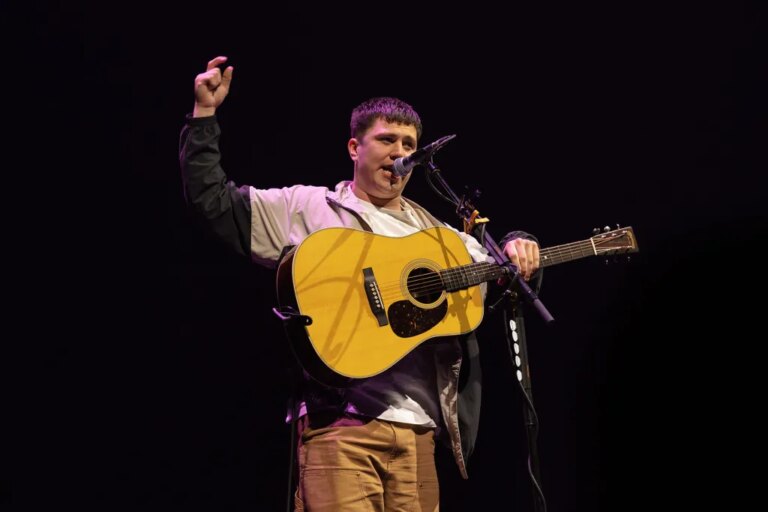 L&rsquo;ancien ouvreur d&rsquo;Ed Sheeran, Aaron Rowe, défend le chanteur au milieu des retombées de la tournée Macklemore