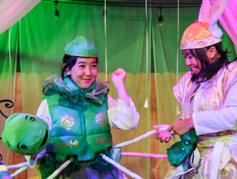 Le « Moon Festival Alice » rehausse les traditions familiales au Maryland Ensemble Theatre