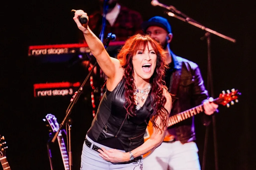Le SongTeller Hotel de Dolly Parton organise une série musicale mensuelle mettant en lumière des femmes artistes, à commencer par Jo Dee Messina