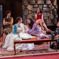 Les meilleures amies d&rsquo;Iran font face à un changement historique dans « Wish You Were Here » au Studio Theatre