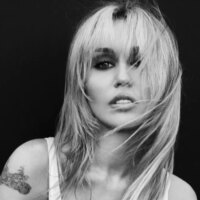 Miley Cyrus annonce un nouvel album « vulnérable » « Bass Persuades » ainsi que des spectacles au Hollywood Bowl