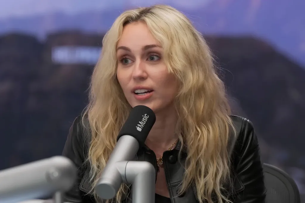 Miley Cyrus dit que Dolly Parton l'a aidée à "avoir une personnalité et à rester qui vous êtes" : "Dolly avait toujours raison"