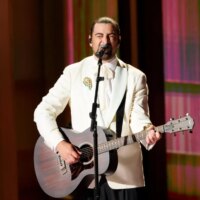 Noah Kahan propose un « pont sur des eaux troubles » pour le segment en larmes « In Memoriam » aux Emmys 2026
