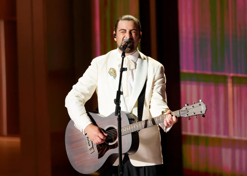 Noah Kahan propose un « pont sur des eaux troubles » pour le segment en larmes « In Memoriam » aux Emmys 2026