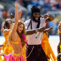Shakira obtient la toute première diffusion rythmique n°1 avec la collaboration de Burna Boy « Dai Dai »