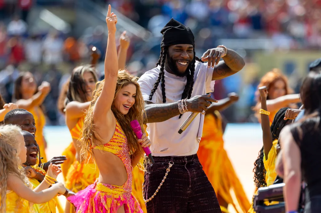 Shakira obtient la toute première diffusion rythmique n°1 avec la collaboration de Burna Boy « Dai Dai »