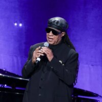 Stevie Wonder prend la route pour la tournée du 50e anniversaire de « Songs in the Key of Life » de 18 dates : voir les dates