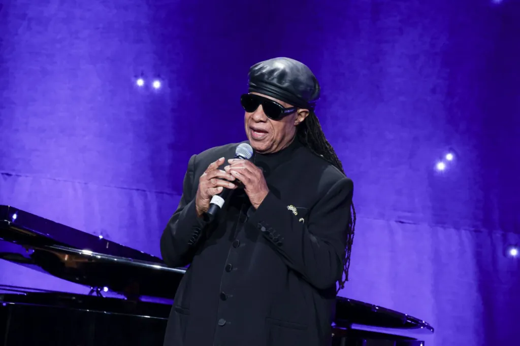 Stevie Wonder prend la route pour la tournée du 50e anniversaire de « Songs in the Key of Life » de 18 dates : voir les dates