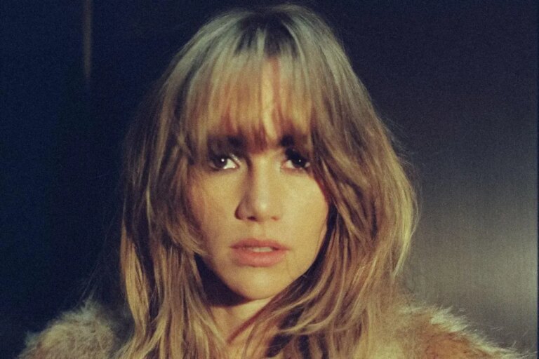 Suki Waterhouse fixe les dates de la tournée australienne Loveland pour décembre
