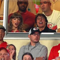Taylor Swift encourage son mari Travis Kelce lors du match d&rsquo;ouverture des Chiefs contre les Broncos, avec Tom Cruise à ses côtés