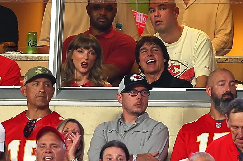 Taylor Swift encourage son mari Travis Kelce lors du match d'ouverture des Chiefs contre les Broncos, avec Tom Cruise à ses côtés
