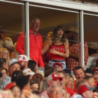 Taylor Swift montre son alliance alors que Travis Kelce marque le premier touché de la saison