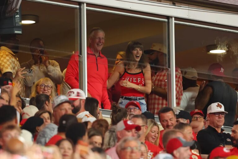 Taylor Swift montre son alliance alors que Travis Kelce marque le premier touché de la saison