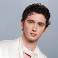Troye Sivan dit qu&rsquo;il est « le plus heureux » dans « l&rsquo;orbite d&rsquo;une femme » : « Je suis si à l&rsquo;aise dans ce monde »