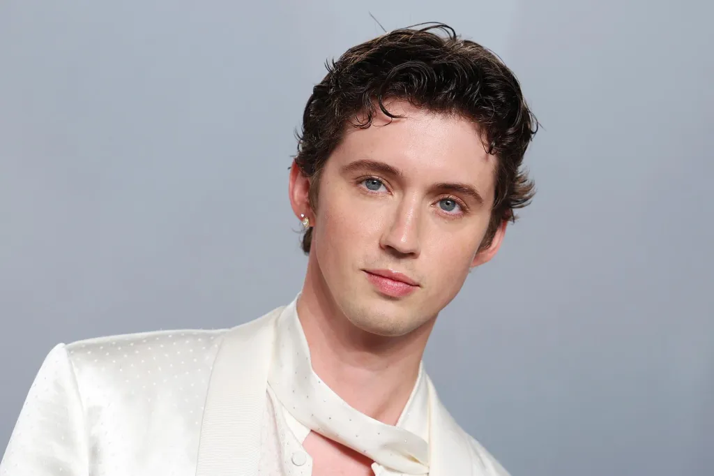 Troye Sivan dit qu'il est « le plus heureux » dans « l'orbite d'une femme » : « Je suis si à l'aise dans ce monde »
