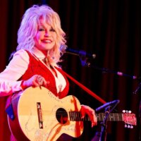 Van Toffler, producteur des VMA, récompense l&rsquo;évolution de Taylor Swift, rend hommage à l&rsquo;héritage de Dolly Parton et mélange les générations de télévision : « Le streaming a effacé le temps »
