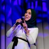 Yasmin Elhady, co-animatrice de « Muslim Matchmaker » de Hulu, se montre courageusement personnelle lors de sa première exposition personnelle à Woolly
