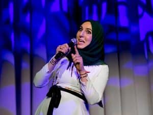 Yasmin Elhady, co-animatrice de "Muslim Matchmaker" de Hulu, se montre courageusement personnelle lors de sa première exposition personnelle à Woolly
