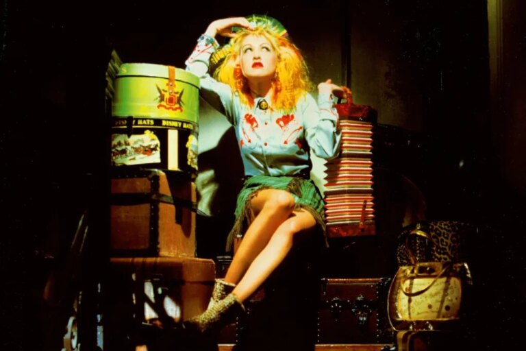 Cyndi Lauper dit que les créateurs des industries de la mode et de la musique « pressent » : « De combien d&rsquo;argent avez-vous besoin ?
