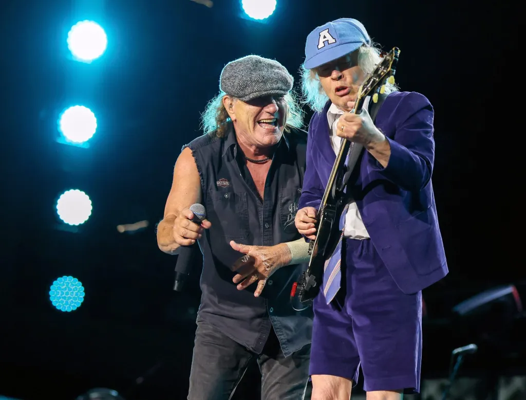 AC/DC présente Dave Grohl des Foo Fighters pour "Highway to Hell" au MetLife Show