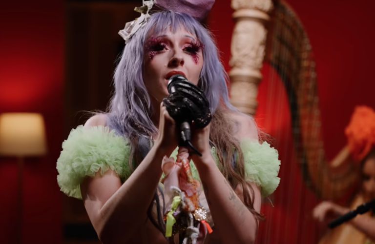 Ashnikko reprend « What You Waiting For ? » de Gwen Stefani pour Comme une version