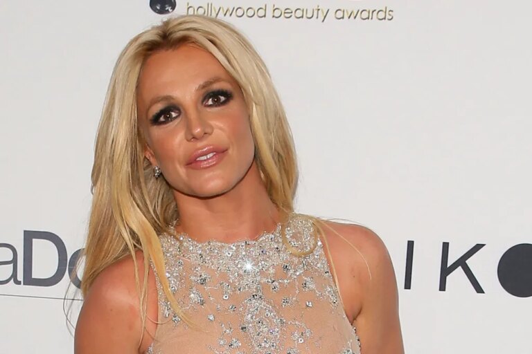Britney Spears semble interpeller les stars qui copient son image : « Au moins la mienne était réelle »