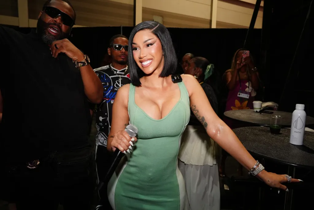 Cardi B dit qu'elle a "très peur" d'obtenir un autre boulot de seins : "Ces enfants ont fini de foutre en l'air"