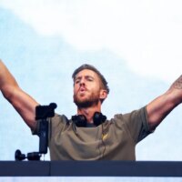 C&rsquo;est un champ de force ! Calvin Harris se glisse dans le deuxième jour du voyage après que la météo ait raccourci la première nuit
