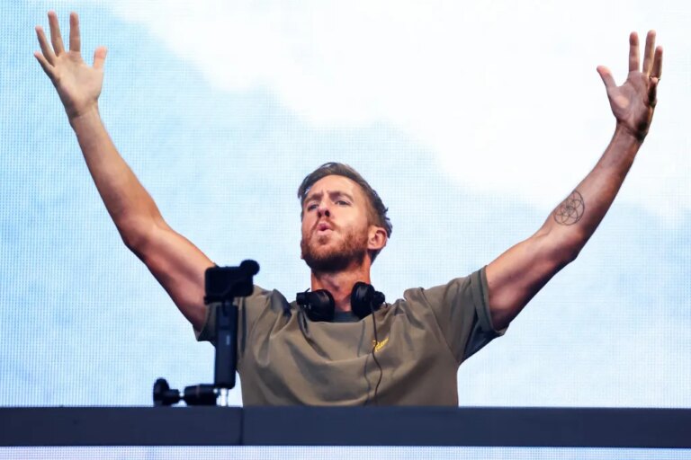 C&rsquo;est un champ de force ! Calvin Harris se glisse dans le deuxième jour du voyage après que la météo ait raccourci la première nuit