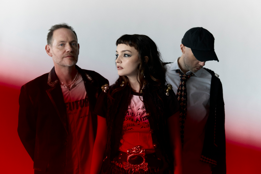 Chvrches sort le nouveau single « Overthinker » de son premier album en près de 6 ans : écoutez