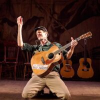 Coulisses et chansons de « Woody Sez » avec le musicien-acteur David M. Lutken