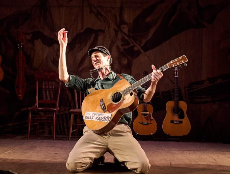 Coulisses et chansons de « Woody Sez » avec le musicien-acteur David M. Lutken