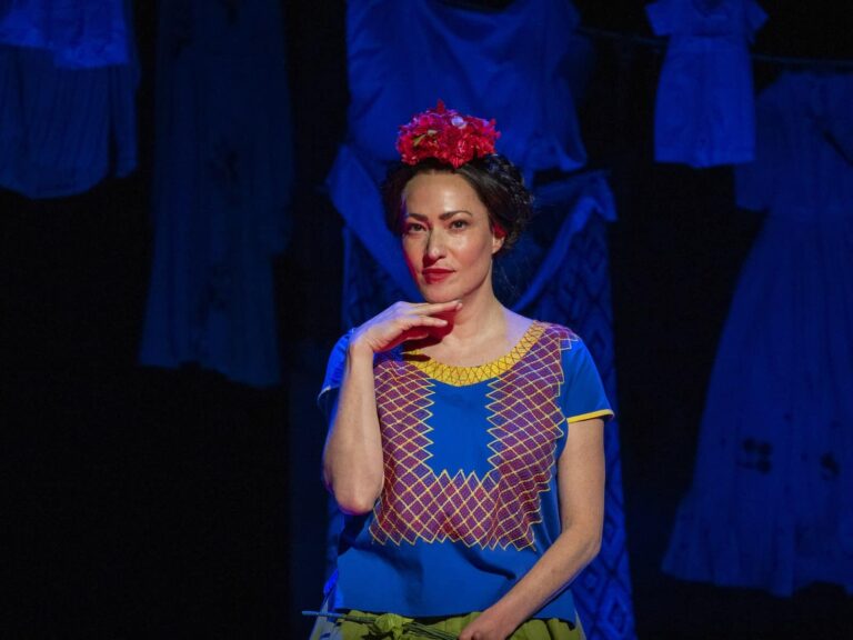 Dans « Frida…A Self Portrait » au STC, de près avec la femme qui peignait des selfies
