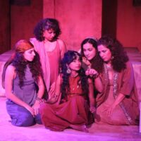 Des femmes captives racontent des histoires qui sauvent des vies dans « Hakawatis » au Spooky Action Theatre