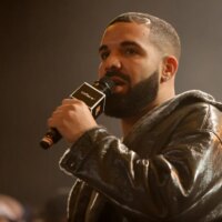 Drake chante « I Want It That Way » avec les Backstreet Boys lors de la fête du 40e anniversaire