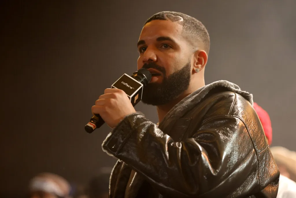 Drake chante "I Want It That Way" avec les Backstreet Boys lors de la fête du 40e anniversaire