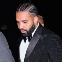 Drake fête ses 40 ans et partage des photos personnelles de son enfance : « Je t&rsquo;accepte pour toi »