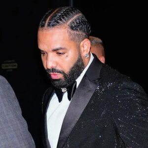 Drake fête ses 40 ans et partage des photos personnelles de son enfance : « Je t&rsquo;accepte pour toi »