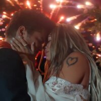 Drake répond à Karol G dans le rôle de « Juliet » de Bruno Mars dans la vidéo romantique « Dance With Me » : « This Guy Works Fast »