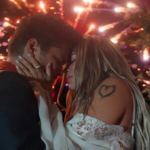 Drake répond à Karol G dans le rôle de « Juliet » de Bruno Mars dans la vidéo romantique « Dance With Me » : « This Guy Works Fast »