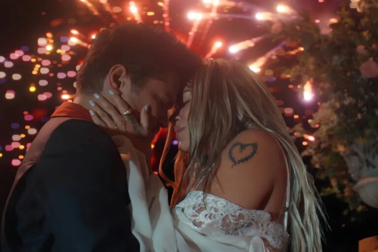 Drake répond à Karol G dans le rôle de « Juliet » de Bruno Mars dans la vidéo romantique « Dance With Me » : « This Guy Works Fast »