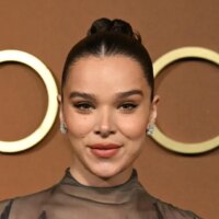 Hailee Steinfeld aura une emprise sur vous dans la couverture « Magic » de The Cars pour le film « Hexed » : écoutez