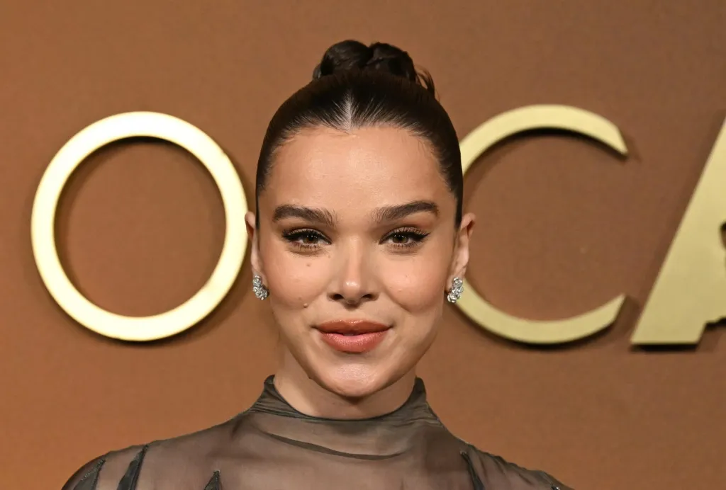 Hailee Steinfeld aura une emprise sur vous dans la couverture « Magic » de The Cars pour le film « Hexed » : écoutez