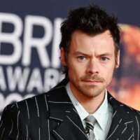 Harry Styles consacre un moment à Oscar Belgal après le tournage d&rsquo;ICE : « Prenez soin les uns des autres », dit-il à la foule de New York