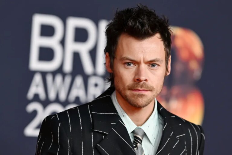 Harry Styles consacre un moment à Oscar Belgal après le tournage d&rsquo;ICE : « Prenez soin les uns des autres », dit-il à la foule de New York