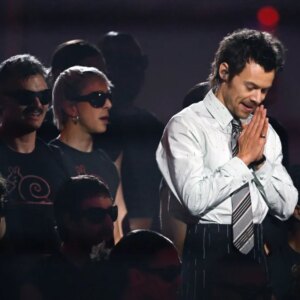 Harry Styles révèle discrètement qu&rsquo;il sort un nouveau clip pour une chanson préférée des fans