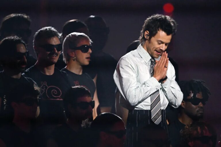 Harry Styles révèle discrètement qu&rsquo;il sort un nouveau clip pour une chanson préférée des fans