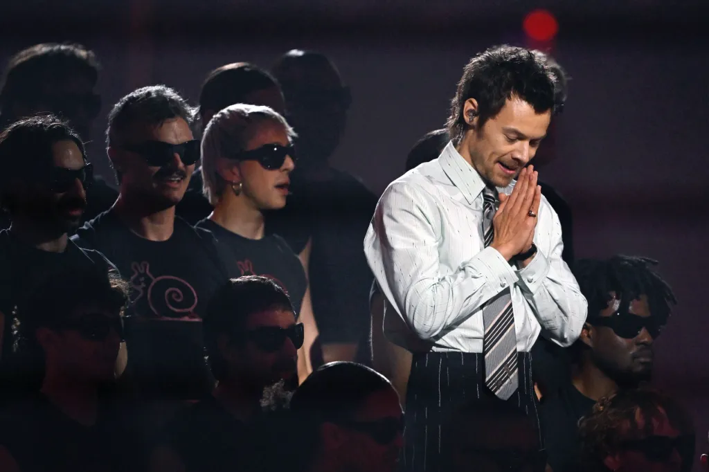 Harry Styles révèle discrètement qu'il sort un nouveau clip pour une chanson préférée des fans