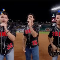 Jonas Brothers à peine audible à cause des fans qui crient lors de la 9e manche du Spirited Banana Bowl