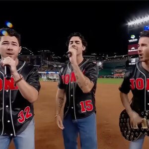 Jonas Brothers à peine audible à cause des fans qui crient lors de la 9e manche du Spirited Banana Bowl